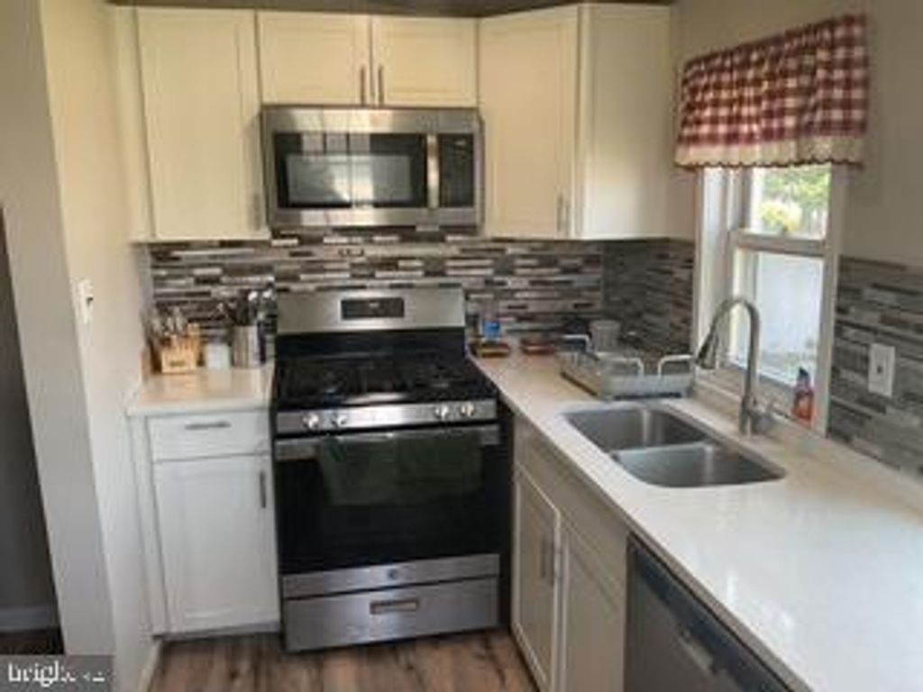 Image 7 of property listing at 916 WALNUT ST, Burlington, NJ 08016