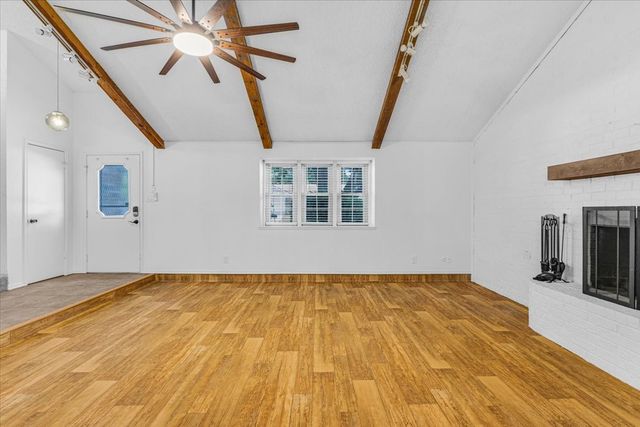 704 Matthews Court, Arlington, TX 76012