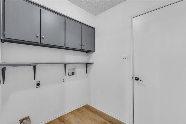 704 Matthews Court, Arlington, TX 76012