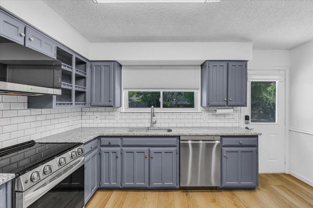 704 Matthews Court, Arlington, TX 76012