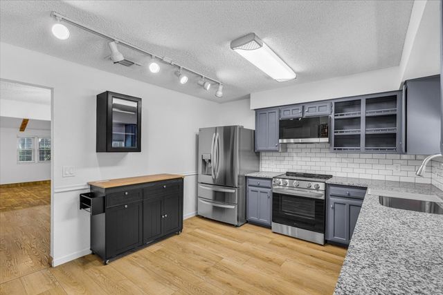 704 Matthews Court, Arlington, TX 76012