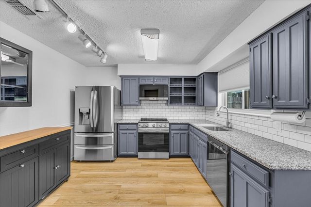 704 Matthews Court, Arlington, TX 76012
