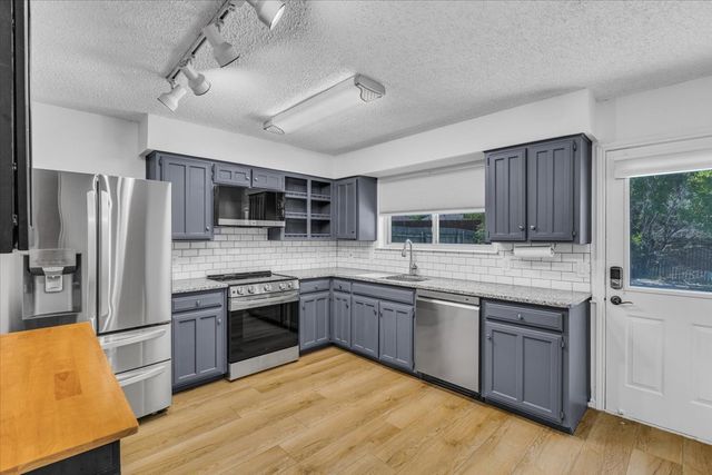 704 Matthews Court, Arlington, TX 76012