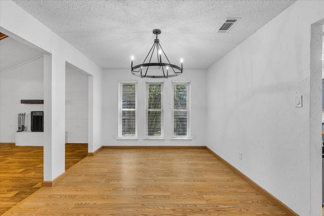 704 Matthews Court, Arlington, TX 76012