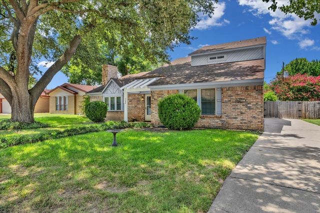 704 Matthews Court, Arlington, TX 76012
