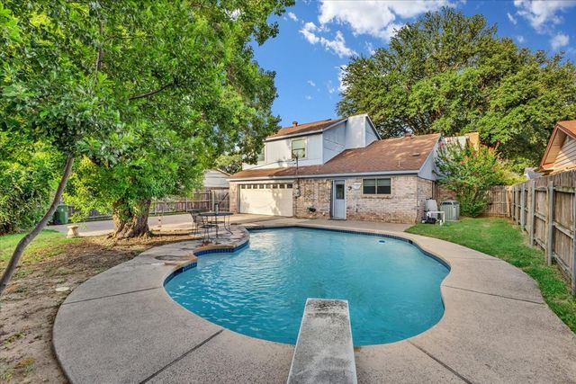 704 Matthews Court, Arlington, TX 76012