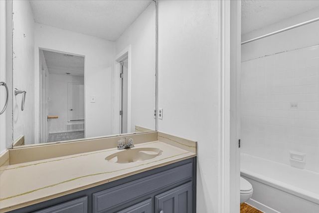 704 Matthews Court, Arlington, TX 76012