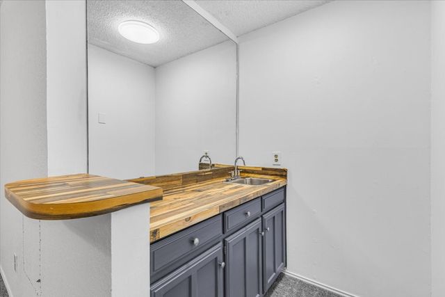 704 Matthews Court, Arlington, TX 76012