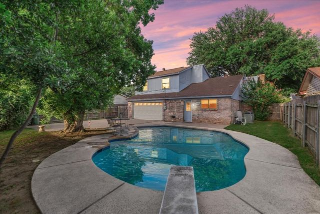 704 Matthews Court, Arlington, TX 76012