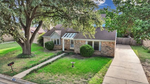 704 Matthews Court, Arlington, TX 76012