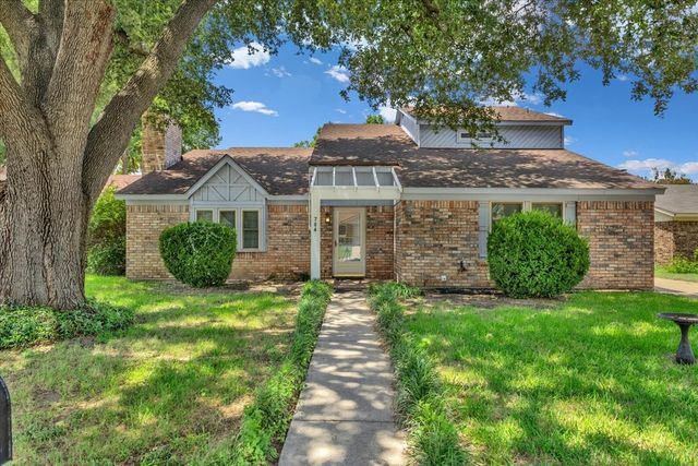 704 Matthews Court, Arlington, TX 76012