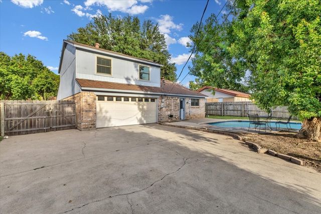 704 Matthews Court, Arlington, TX 76012