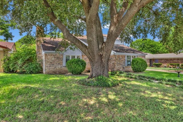 704 Matthews Court, Arlington, TX 76012