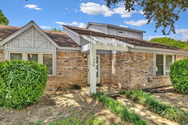 704 Matthews Court, Arlington, TX 76012