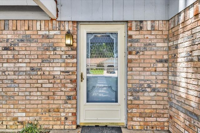 704 Matthews Court, Arlington, TX 76012