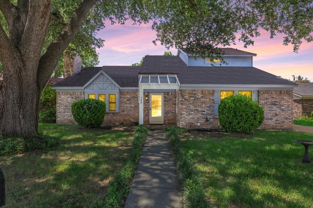 704 Matthews Court, Arlington, TX 76012