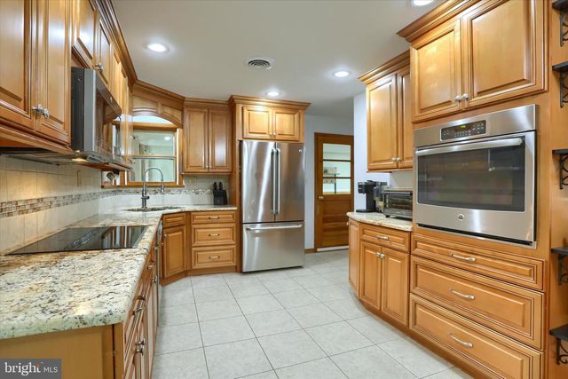 1401 LA CARR LN, Dauphin, PA 17018