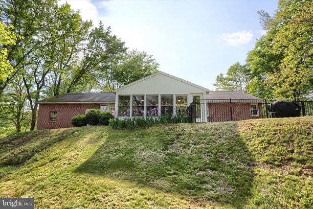 1401 LA CARR LN, Dauphin, PA 17018