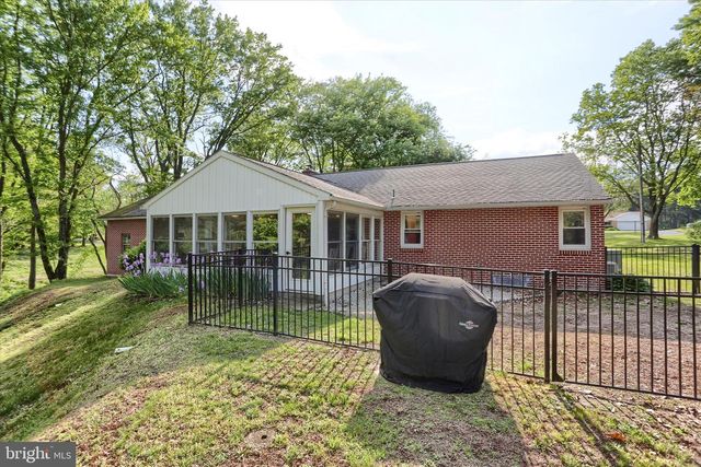1401 LA CARR LN, Dauphin, PA 17018