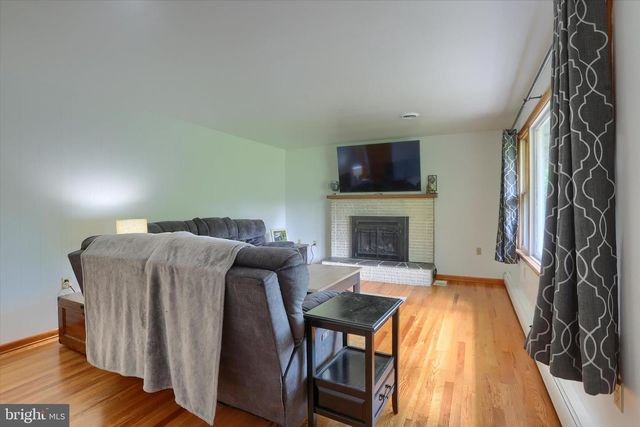 1401 LA CARR LN, Dauphin, PA 17018