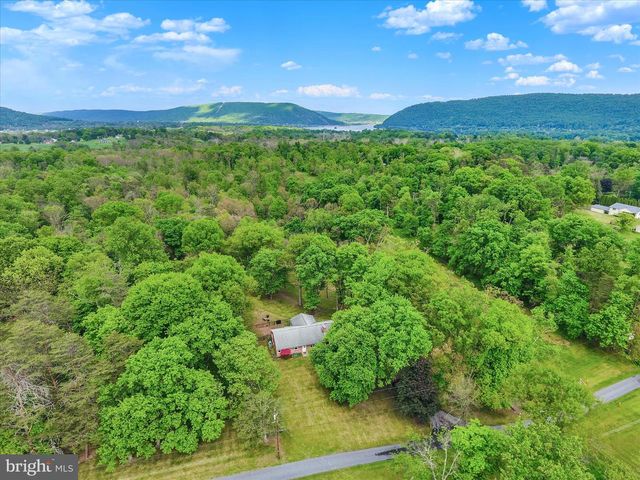 1401 LA CARR LN, Dauphin, PA 17018