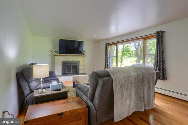 1401 LA CARR LN, Dauphin, PA 17018