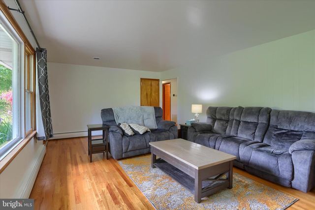 1401 LA CARR LN, Dauphin, PA 17018