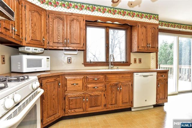 16 Wilson Terrace, Waldwick, NJ 07463