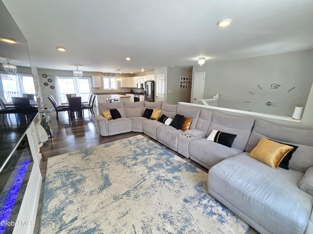 10 Franklin Avenue, North Greenbush, NY 12198