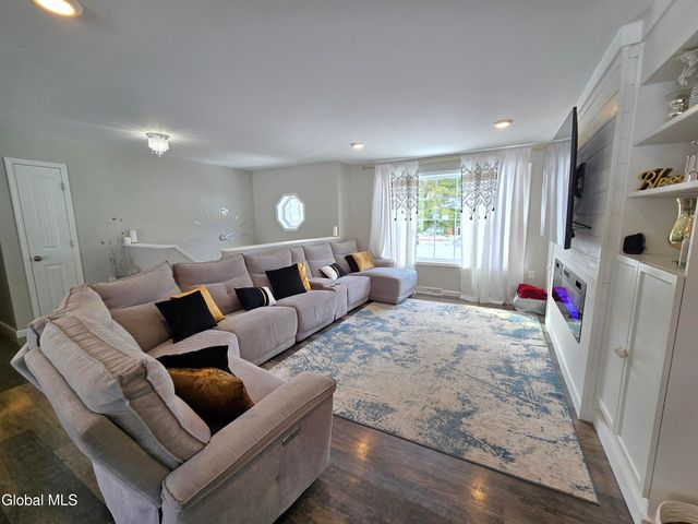 10 Franklin Avenue, North Greenbush, NY 12198