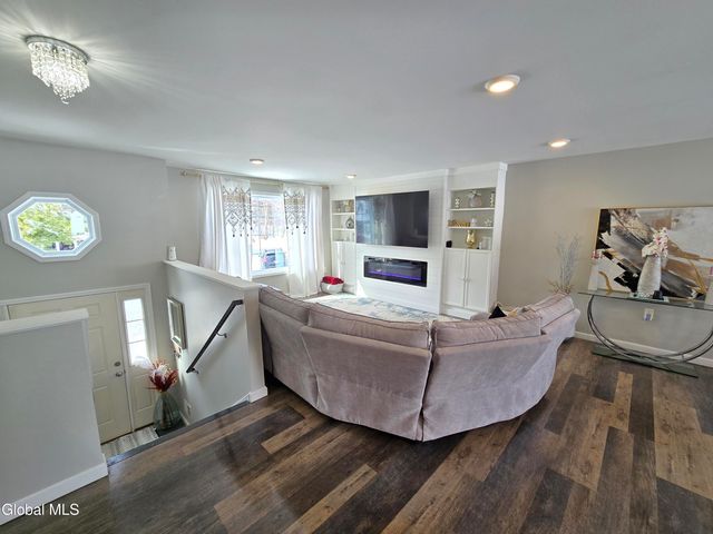 10 Franklin Avenue, North Greenbush, NY 12198