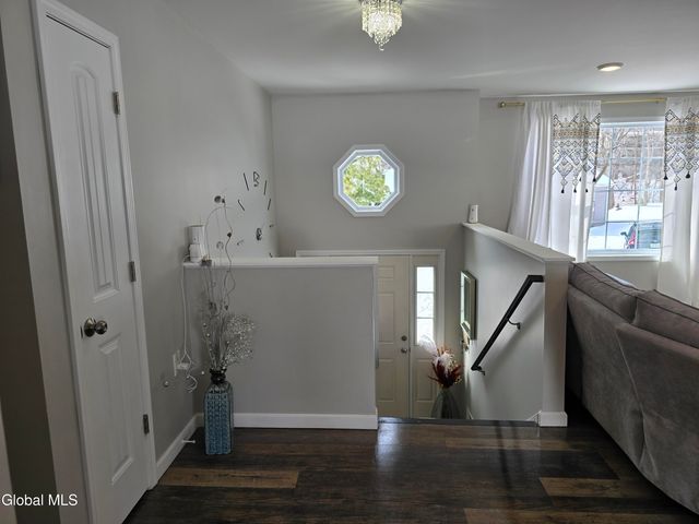 10 Franklin Avenue, North Greenbush, NY 12198