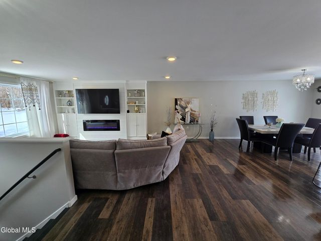 10 Franklin Avenue, North Greenbush, NY 12198