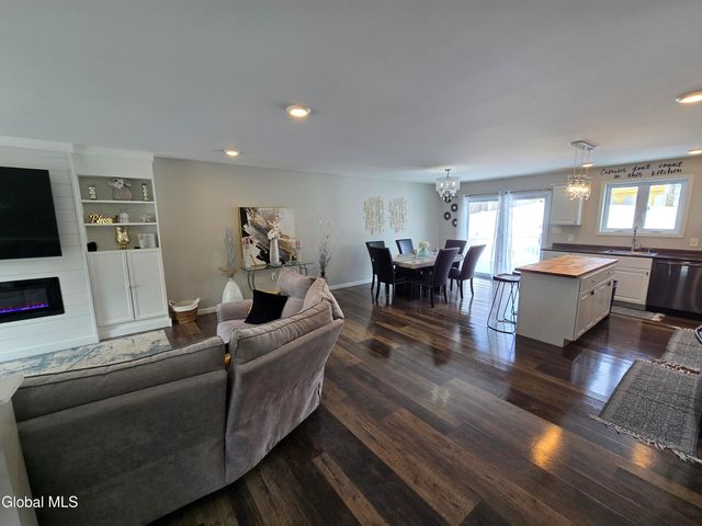 10 Franklin Avenue, North Greenbush, NY 12198