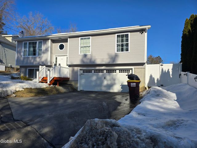 10 Franklin Avenue, North Greenbush, NY 12198