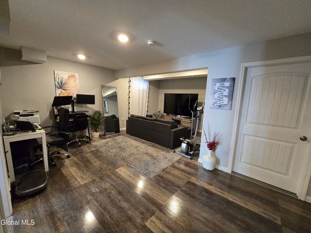 10 Franklin Avenue, North Greenbush, NY 12198