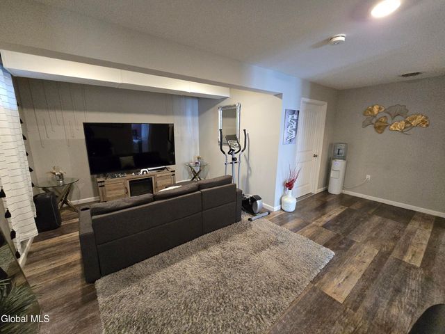 10 Franklin Avenue, North Greenbush, NY 12198