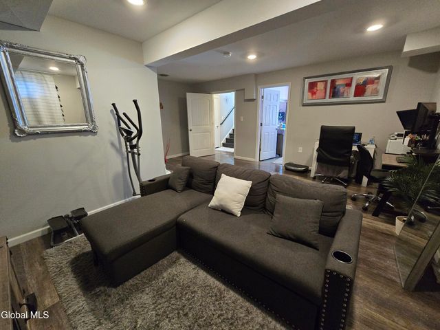 10 Franklin Avenue, North Greenbush, NY 12198