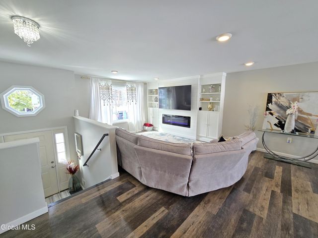 10 Franklin Avenue, North Greenbush, NY 12198