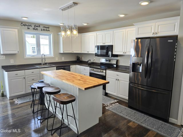 10 Franklin Avenue, North Greenbush, NY 12198