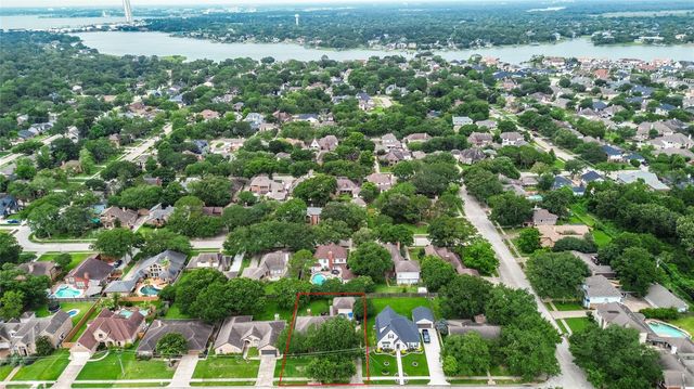 1735 Les Talley Drive, El Lago, TX 77586