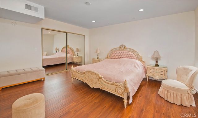 14521 Benefit 207, Sherman Oaks, CA 91403