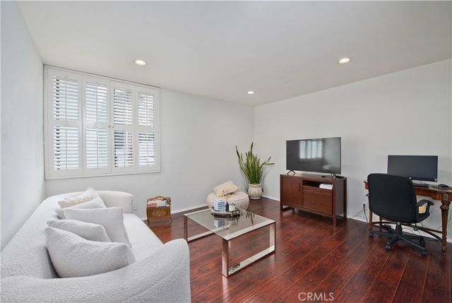 14521 Benefit 207, Sherman Oaks, CA 91403