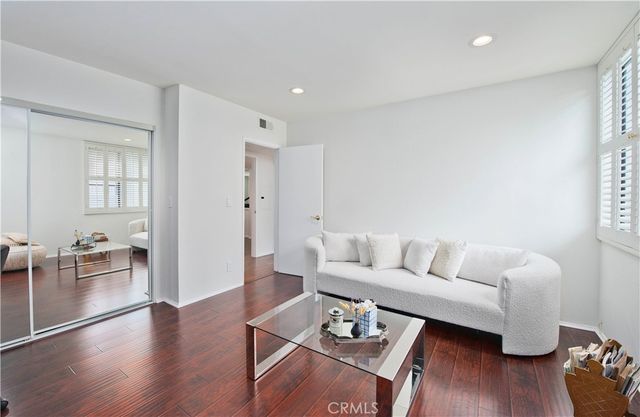 14521 Benefit 207, Sherman Oaks, CA 91403