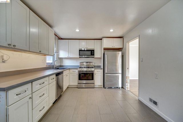 645 31St St, Richmond, CA 94804