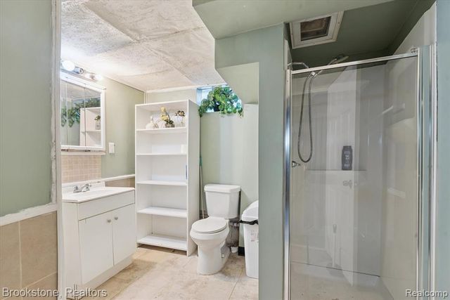 18383 Hazelwood Street, Roseville, MI 48066