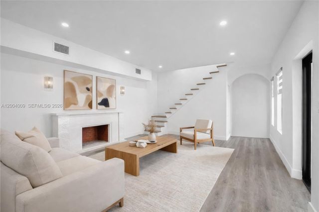 2152 SW 10th St, Miami, FL 33135