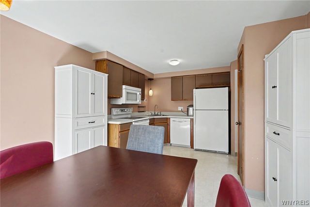 28 Robin Road, Amherst, NY 14228