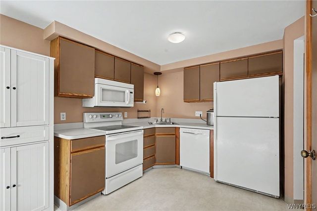 28 Robin Road, Amherst, NY 14228