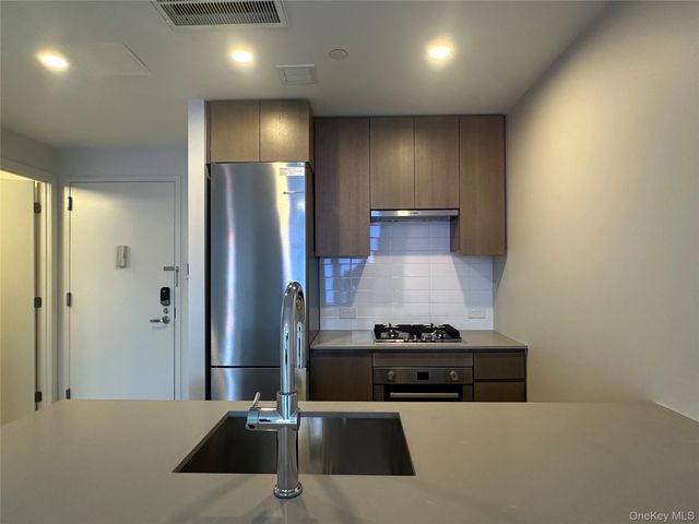 131-02B 40th Road 7O, Flushing, NY 11354